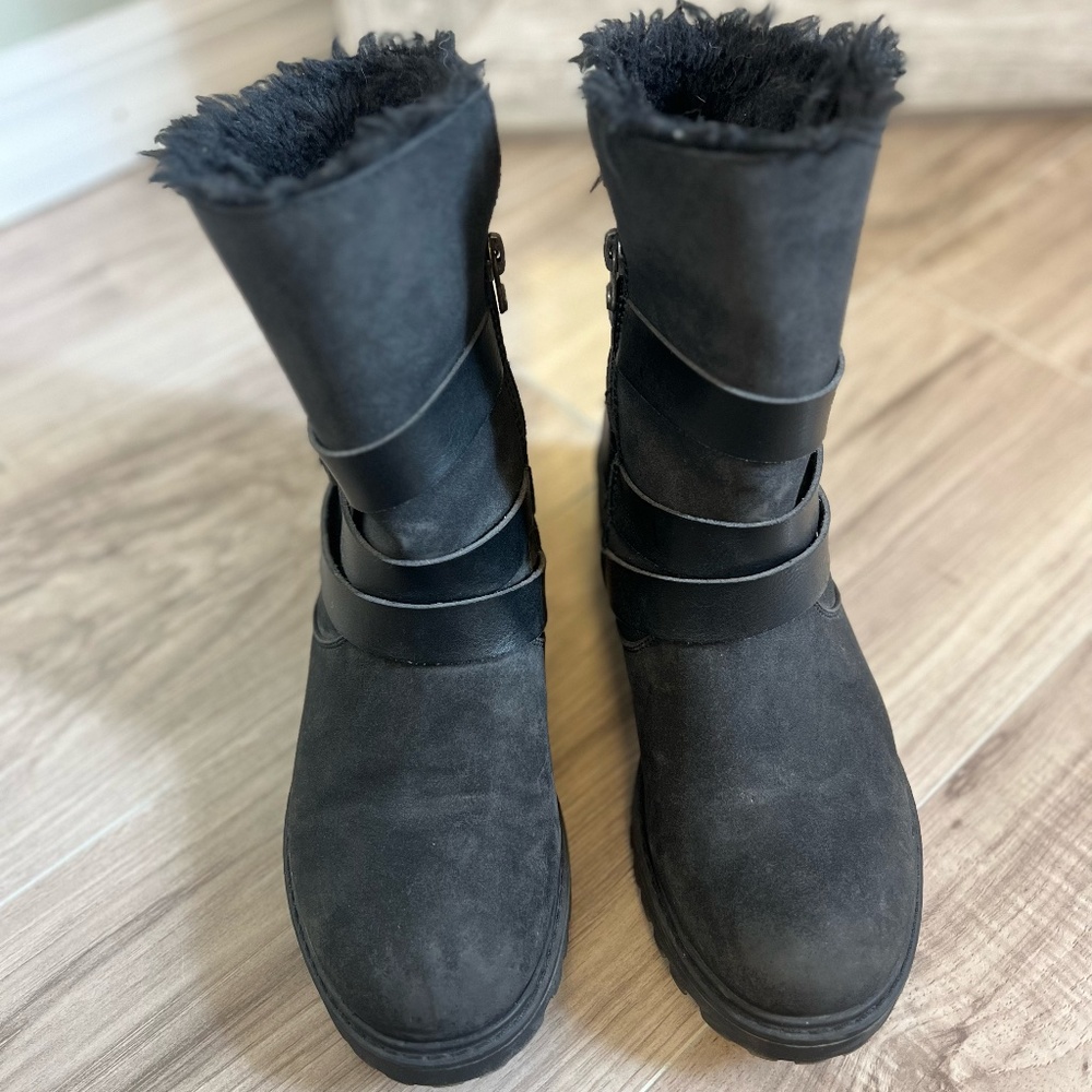 BLACK BOOTS